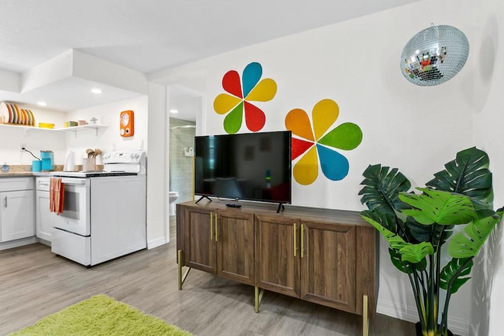 טאמפה That 70'S Themed Apt Close To Coffee, Food + Shops מראה חיצוני תמונה